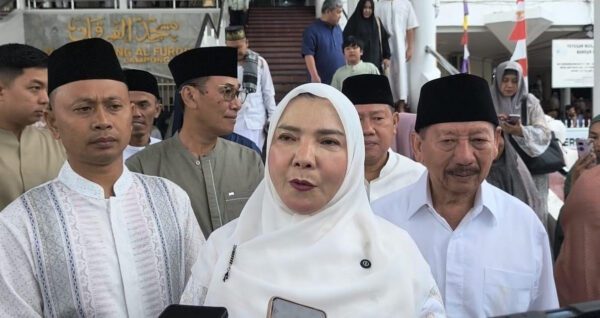 Bunda Eva Salat Id di Masjid Al-Furqon Bersama Keluarga