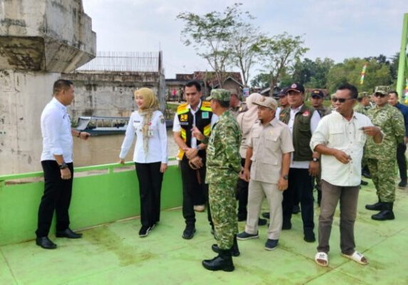 Sinergi TNI Melalui Kodam XXI/Raden Inten dan Pemerintah Daerah Bangun Jembatan di Kali Pasir