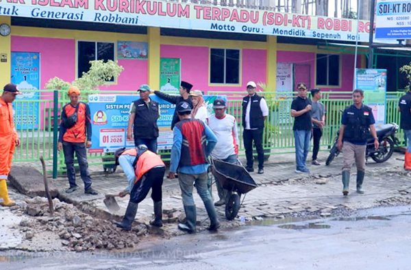 Gerak Cepat Bersihkan Drainase di Jalan Pulau Singkep Antisipasi Luapan Air Pasca Hujan