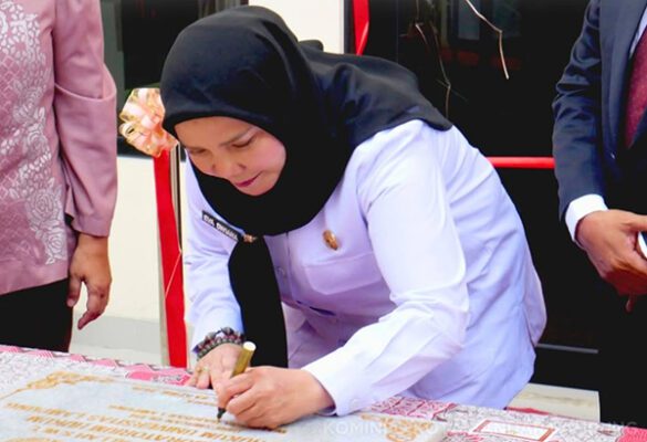 Bunda Eva Resmikan Gedung Laboratorium Hukum FH Unila
