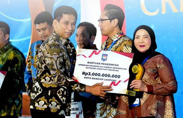 Bunda Eva Terima Penghargaan Kemendagri Juara I Kategori Creative Financing tingkat Kota