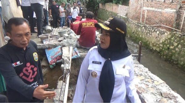 Wali Kota Eva Dwiana Tinjau Perbaikan Talud Pasca Banjir, Salurkan Bantuan Warga Terdampak di Kedaton