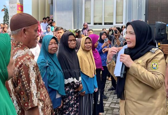 Bunda Eva Salurkan Bantuan Sembako pada Bakti Sosial di Vihara Buddha Bhaisajyaguru