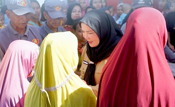 Bunda Eva Dwiana Menyalurkan Bantuan Beras Kepada Masyarakat di Sejumlah Wilayah Kota Bandar Lampung