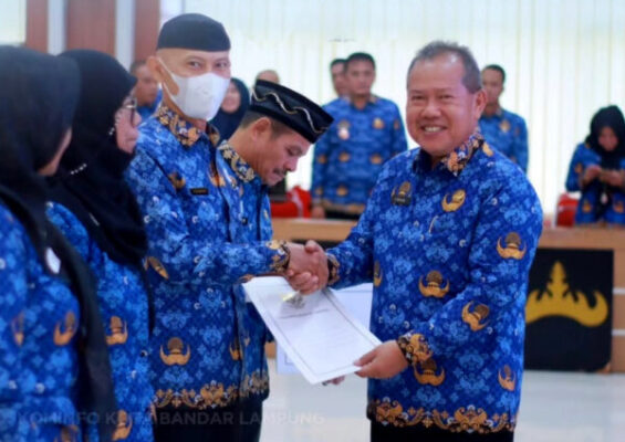 Sekdakot Balam Serahkan SK Pensiun dan Bantuan Purna Bakti PNS