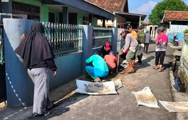 Lurah Jagabaya 2 Bersama RT dan Warga Gotong Royong Normalisasi Drainase di Gang Sepakat